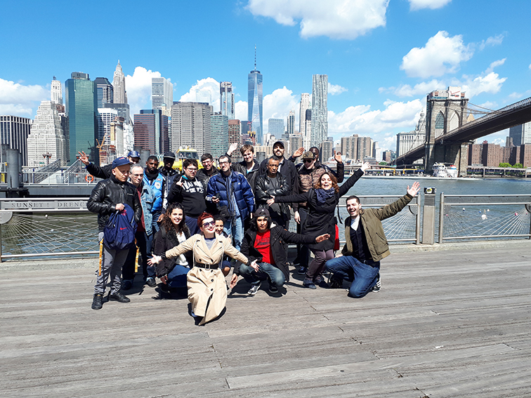 Les résidents visitent BIG APPLE